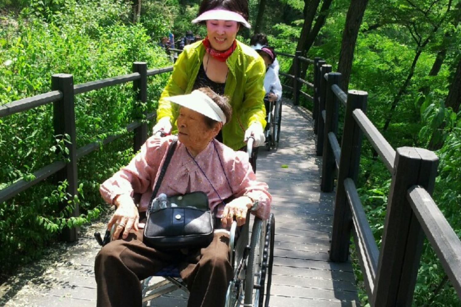 거동 불편한 어르신 안산자락길 걷기대회(박경희의원 자료제공)