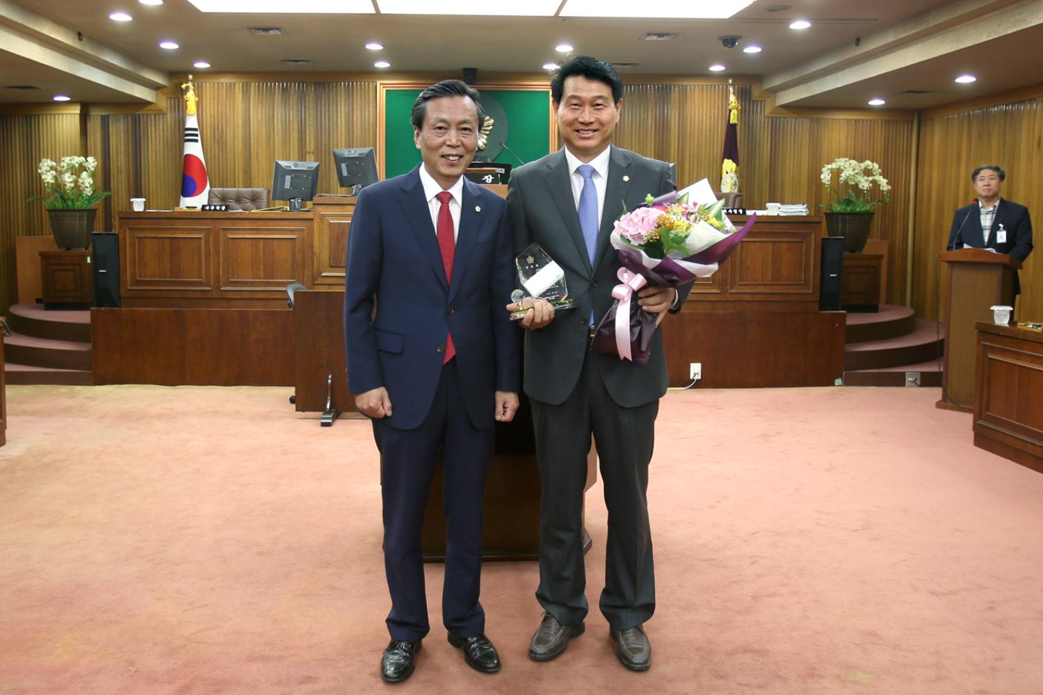 서울특별시 구의회의원 한마음체육대회 공로패 전달식-이진삼의원 2