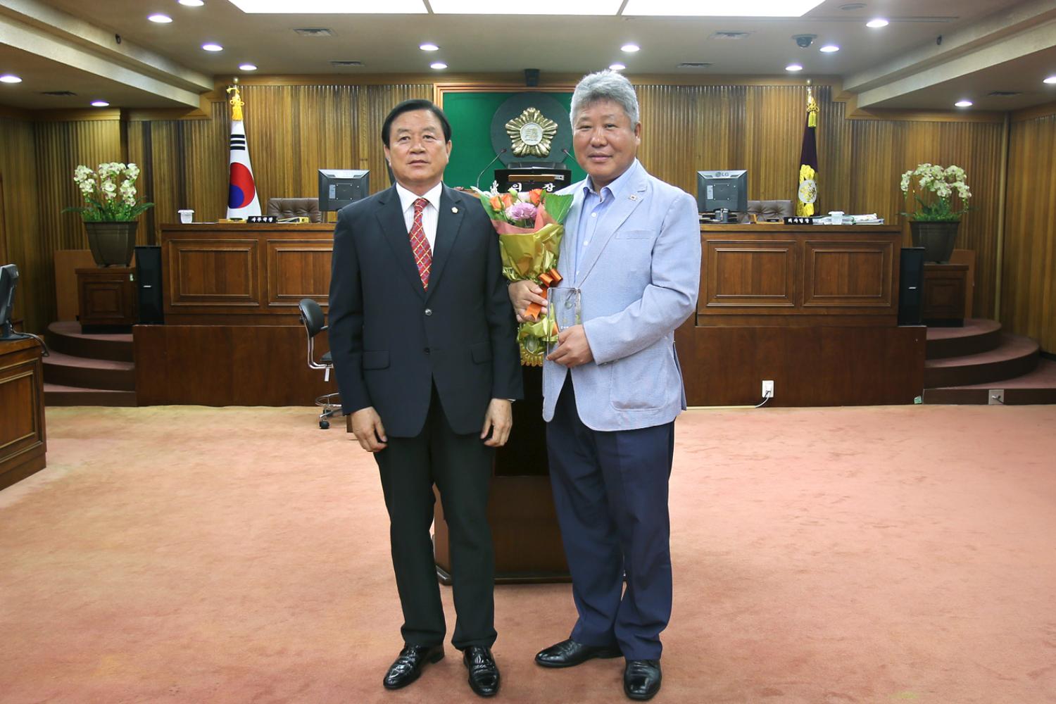 제7대 전반기 의장단 감사패 전달식 2