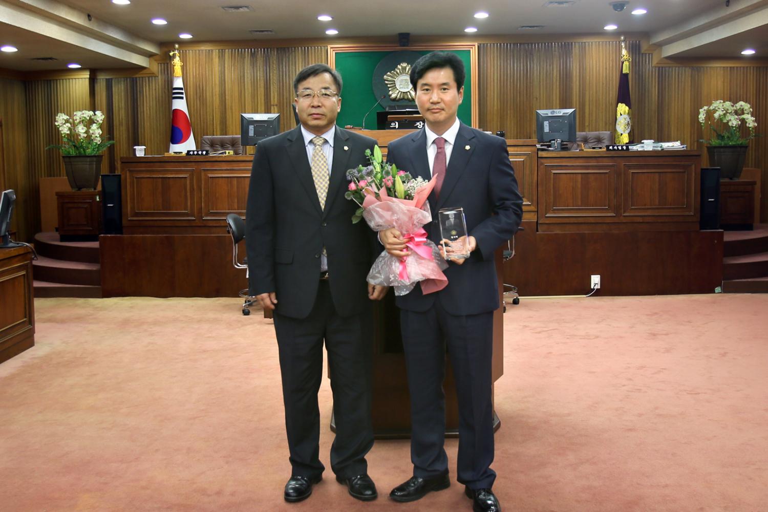 제7대 전반기 의장단 감사패 전달식 3