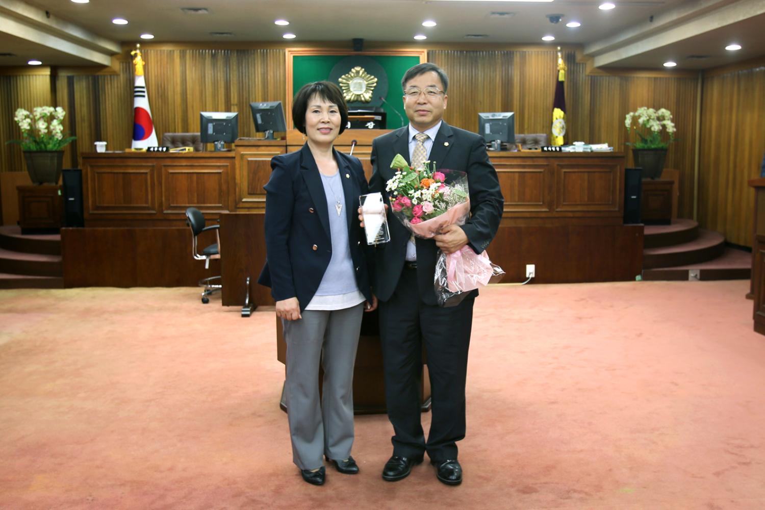 제7대 전반기 의장단 감사패 전달식 4