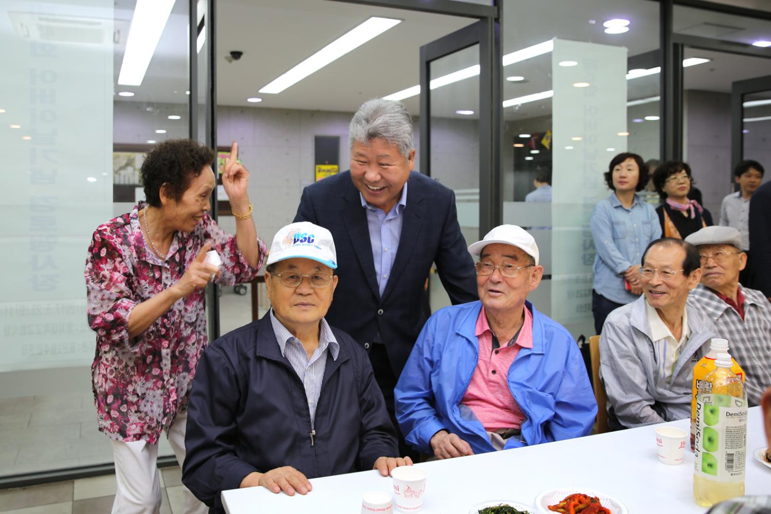 홍은2동 어버이날 기념 경로행사-사랑합니다 오래도록 건강하세요. 6