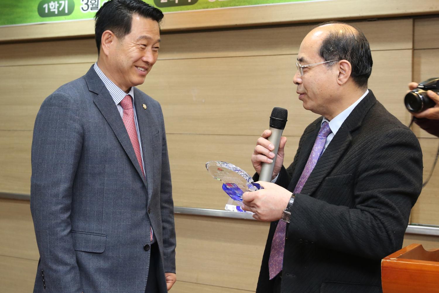 신현 실버대학 감사패 전달식 2