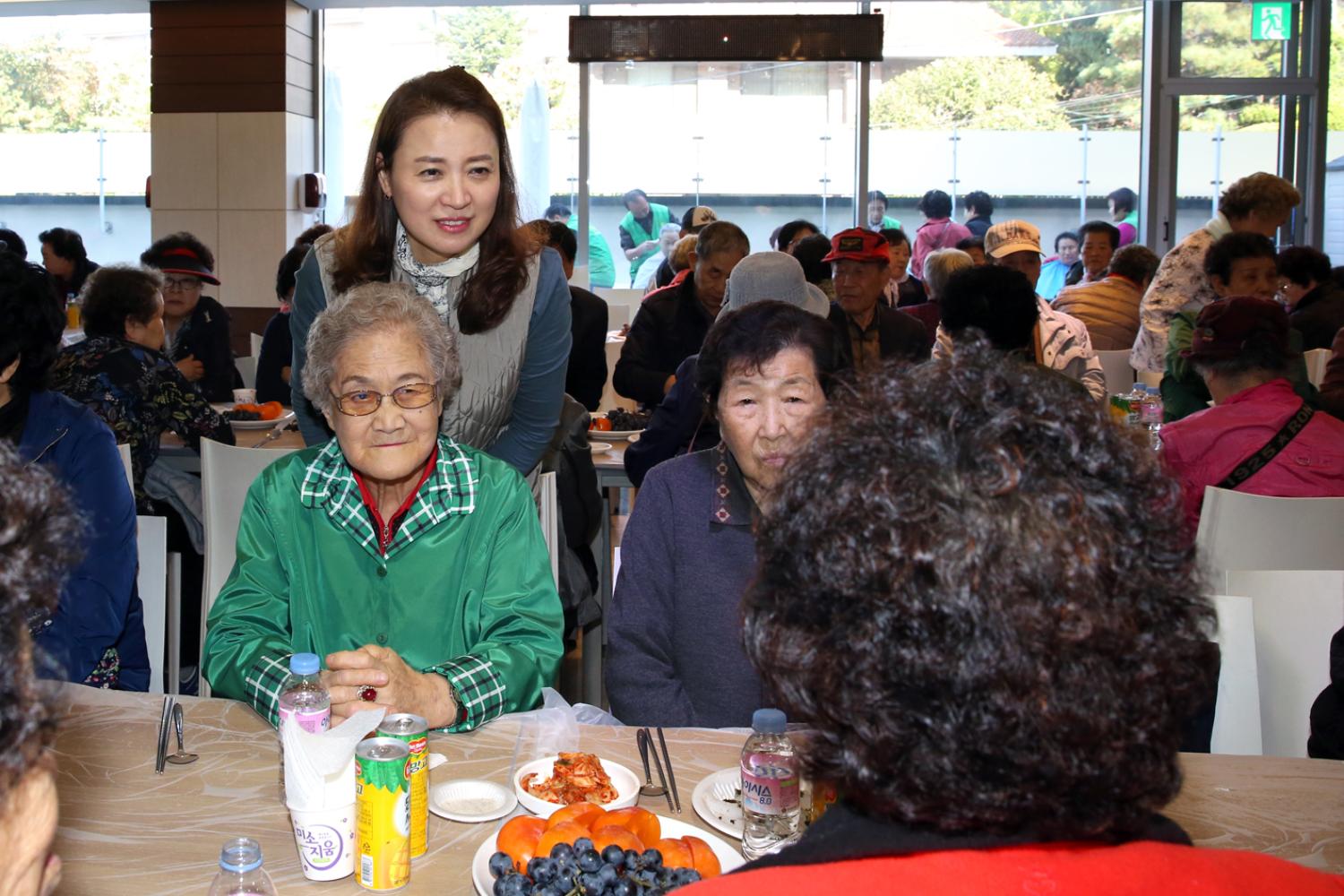 어르신과 함께하는 사랑의 삼계탕나누기 및 이 미용 봉사활동 13