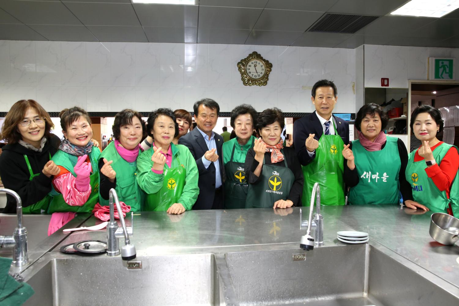 어르신과 함께하는 사랑의 삼계탕나누기 및 이 미용 봉사활동 16