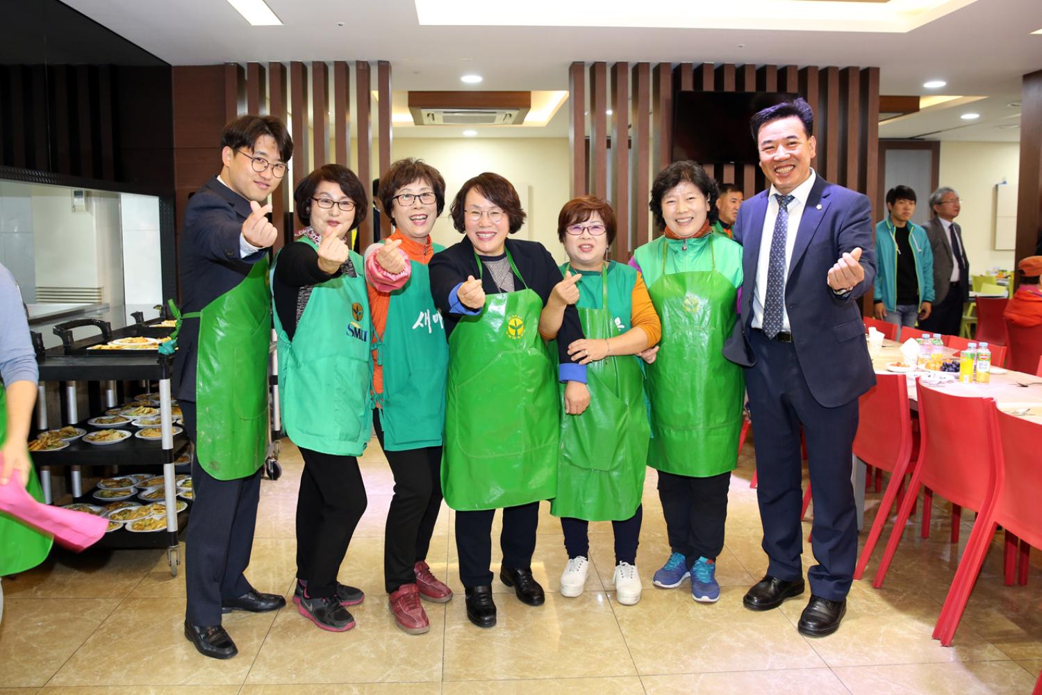 어르신과 함께하는 사랑의 삼계탕나누기 및 이 미용 봉사활동 23