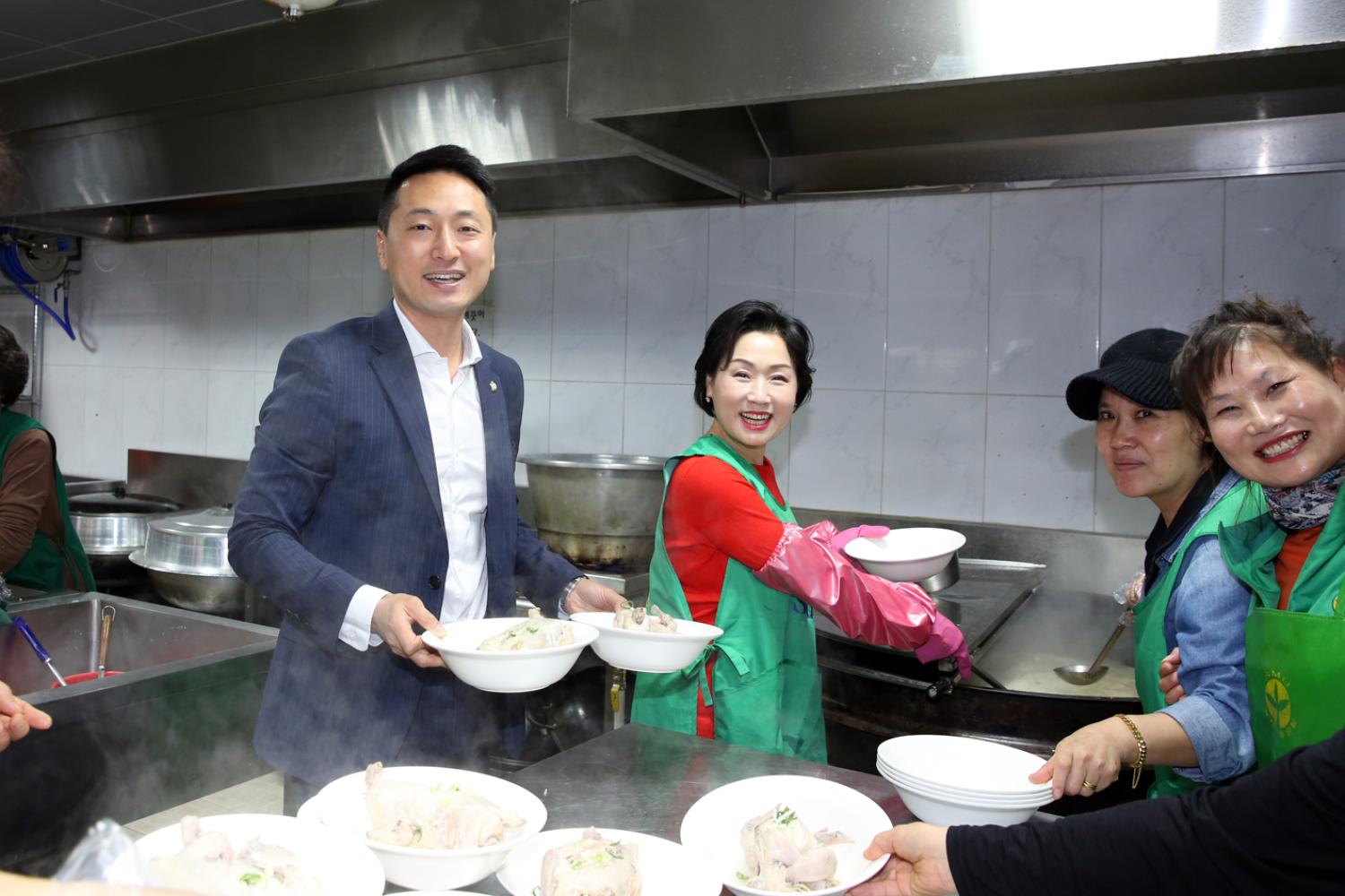 어르신과 함께하는 사랑의 삼계탕나누기 및 이 미용 봉사활동 24