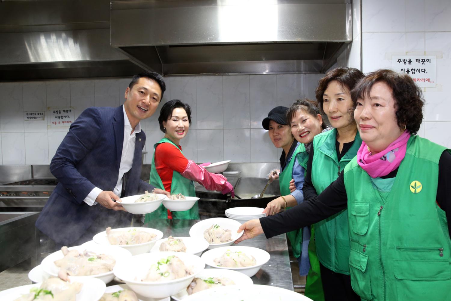 어르신과 함께하는 사랑의 삼계탕나누기 및 이 미용 봉사활동 25