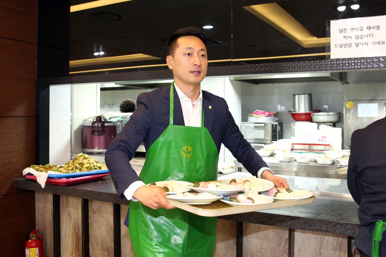 어르신과 함께하는 사랑의 삼계탕나누기 및 이 미용 봉사활동 35