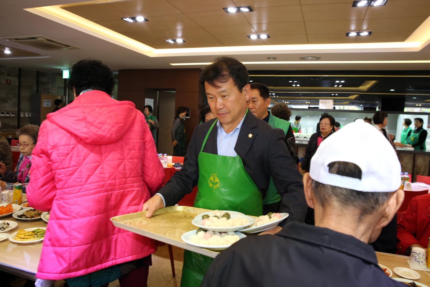 어르신과 함께하는 사랑의 삼계탕나누기 및 이 미용 봉사활동 36