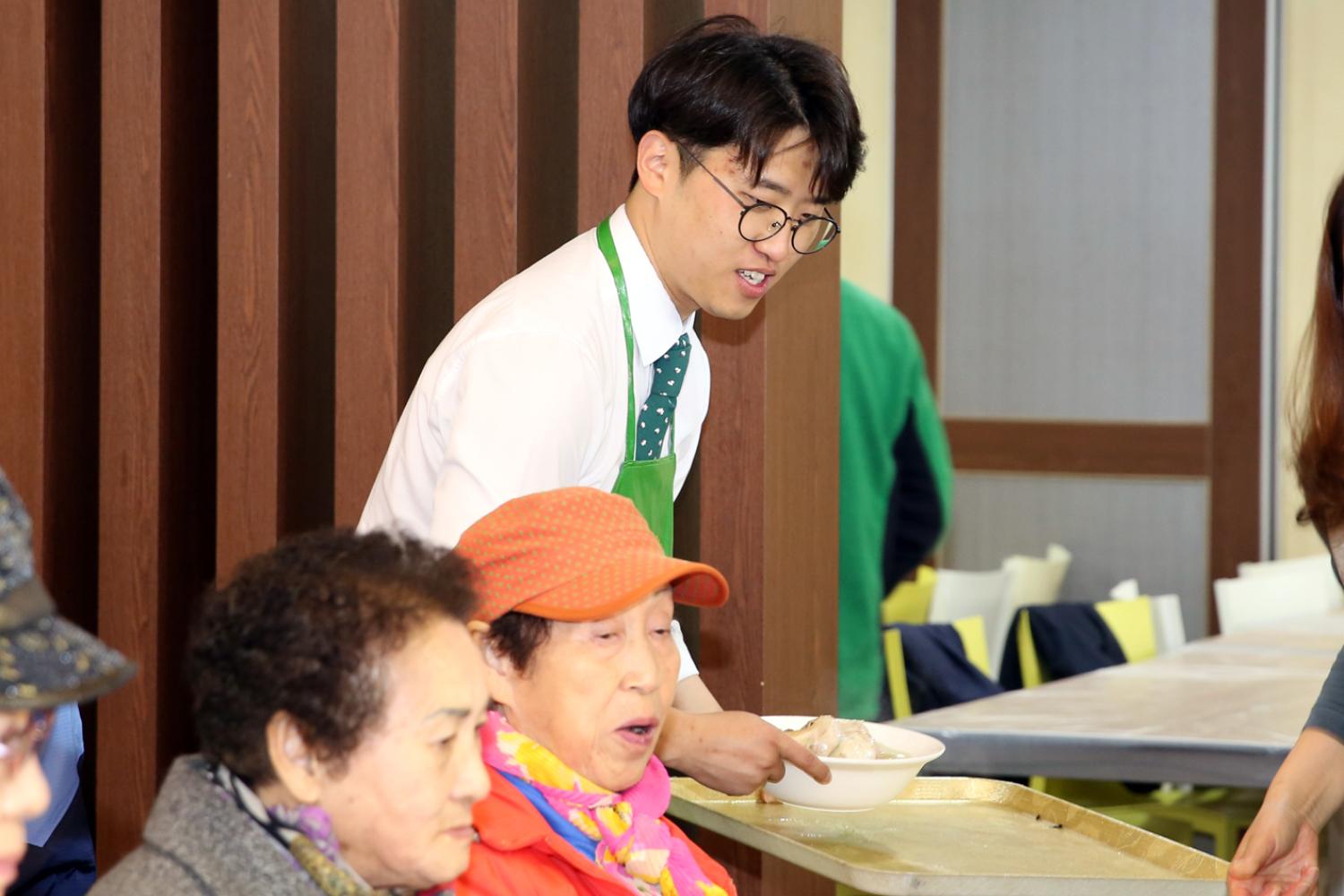 어르신과 함께하는 사랑의 삼계탕나누기 및 이 미용 봉사활동 45