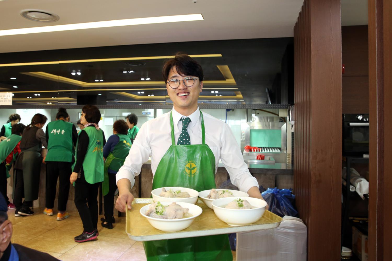 어르신과 함께하는 사랑의 삼계탕나누기 및 이 미용 봉사활동 47