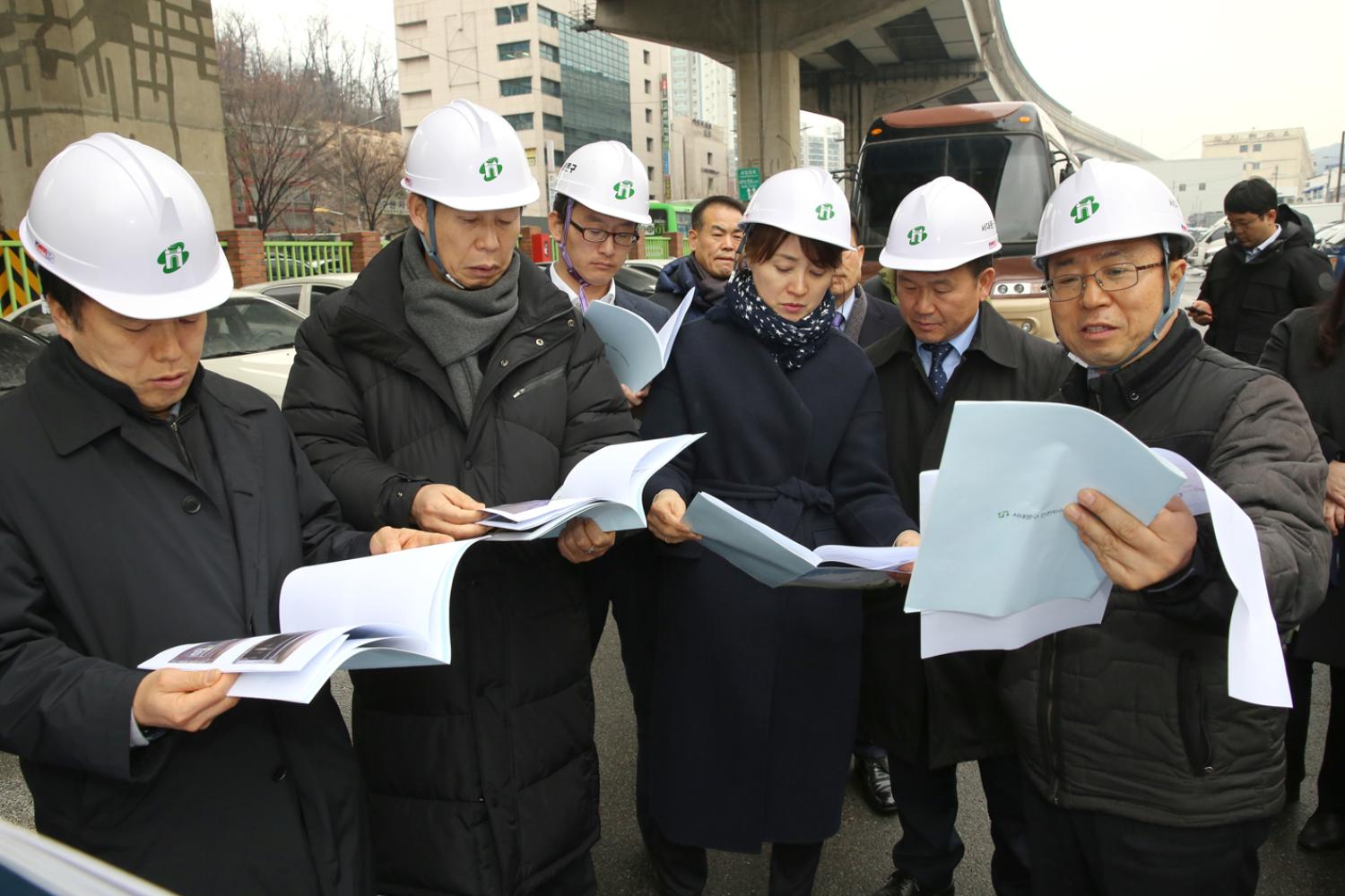 제249회 제2차 임시회 재정건설위원회-단절된 홍제천 구간 산책로 현장방문 5
