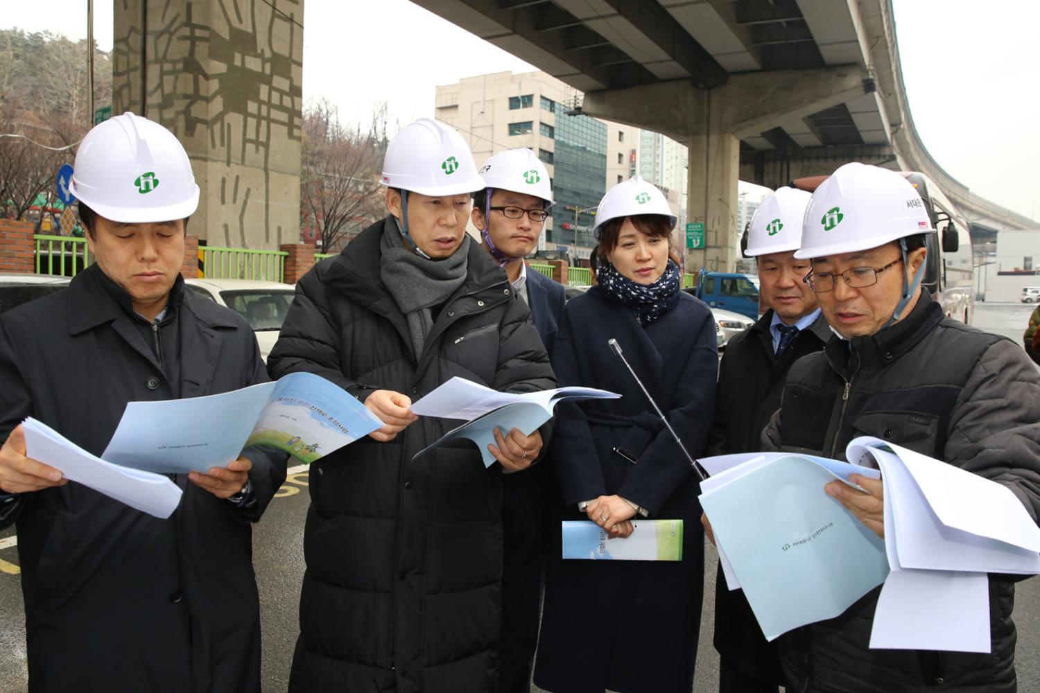 제249회 제2차 임시회 재정건설위원회-단절된 홍제천 구간 산책로 현장방문 6