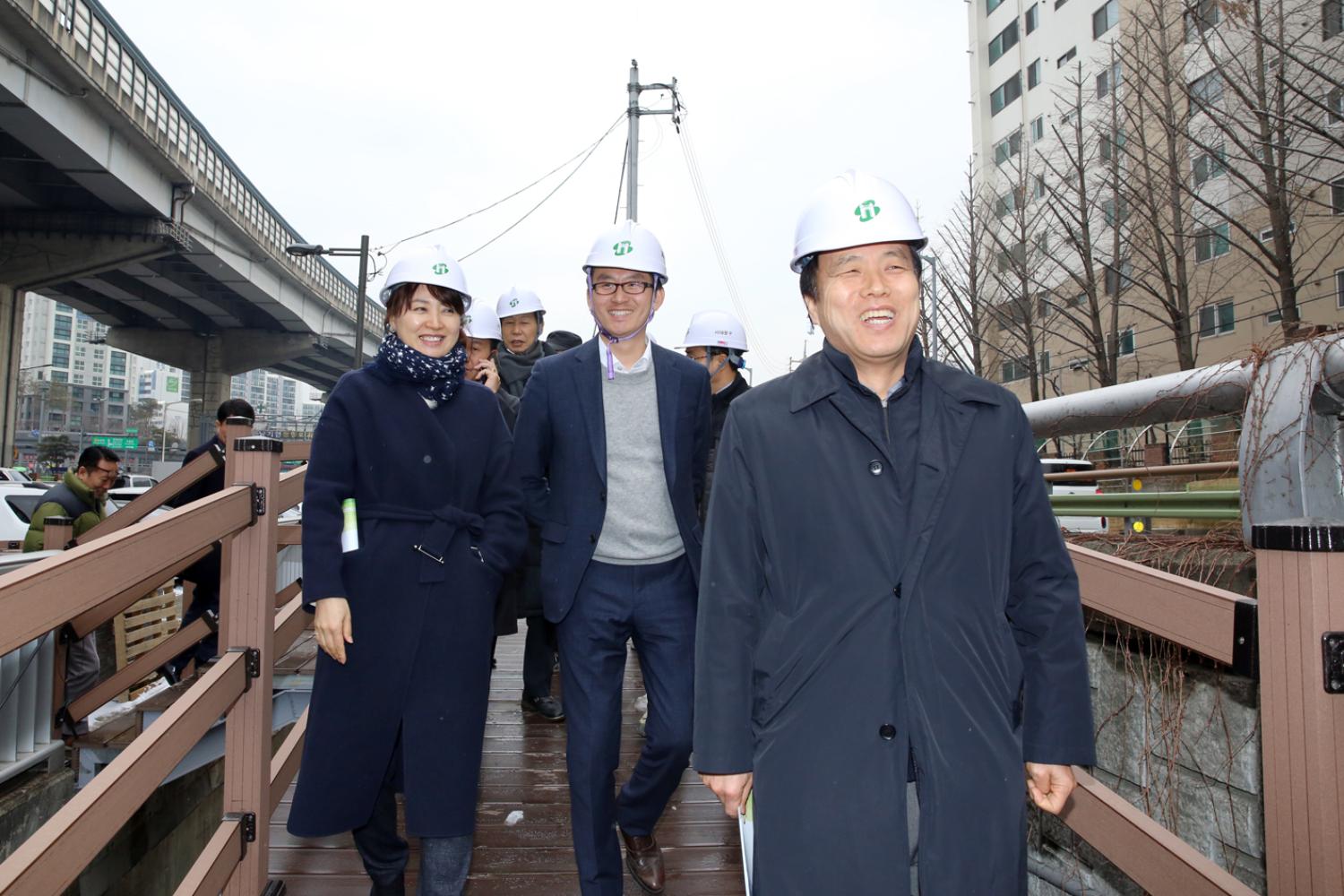 제249회 제2차 임시회 재정건설위원회-단절된 홍제천 구간 산책로 현장방문 7