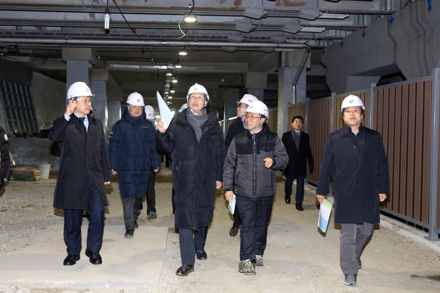 제249회 제2차 임시회 재정건설위원회-단절된 홍제천 구간 산책로 현장방문 9