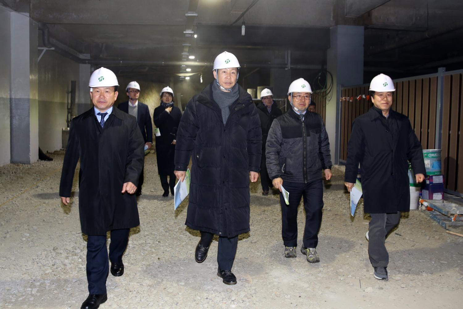 제249회 제2차 임시회 재정건설위원회-단절된 홍제천 구간 산책로 현장방문 10