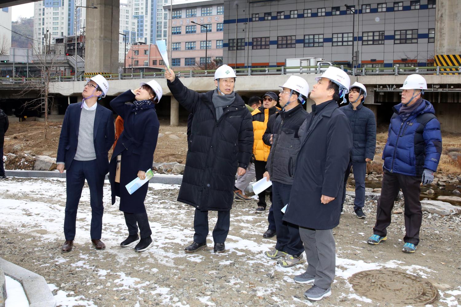 제249회 제2차 임시회 재정건설위원회-단절된 홍제천 구간 산책로 현장방문 13