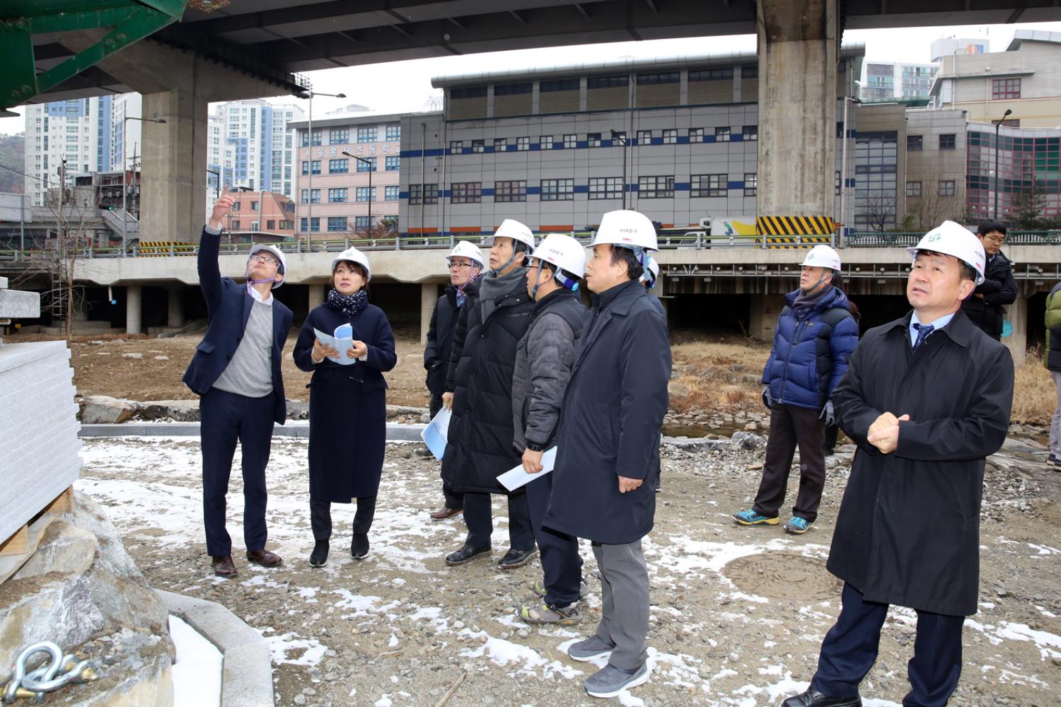 제249회 제2차 임시회 재정건설위원회-단절된 홍제천 구간 산책로 현장방문 15