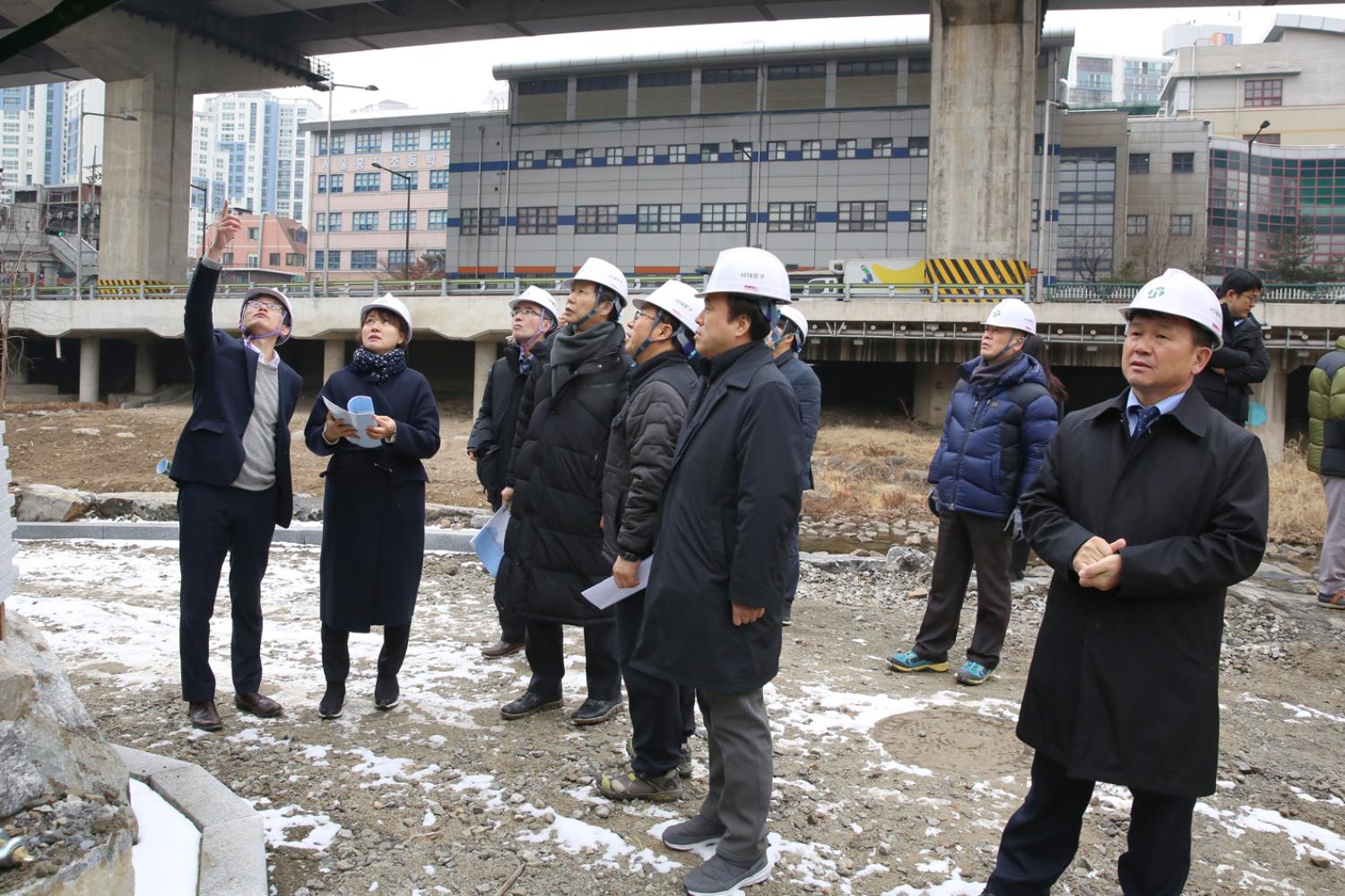 제249회 제2차 임시회 재정건설위원회-단절된 홍제천 구간 산책로 현장방문 16