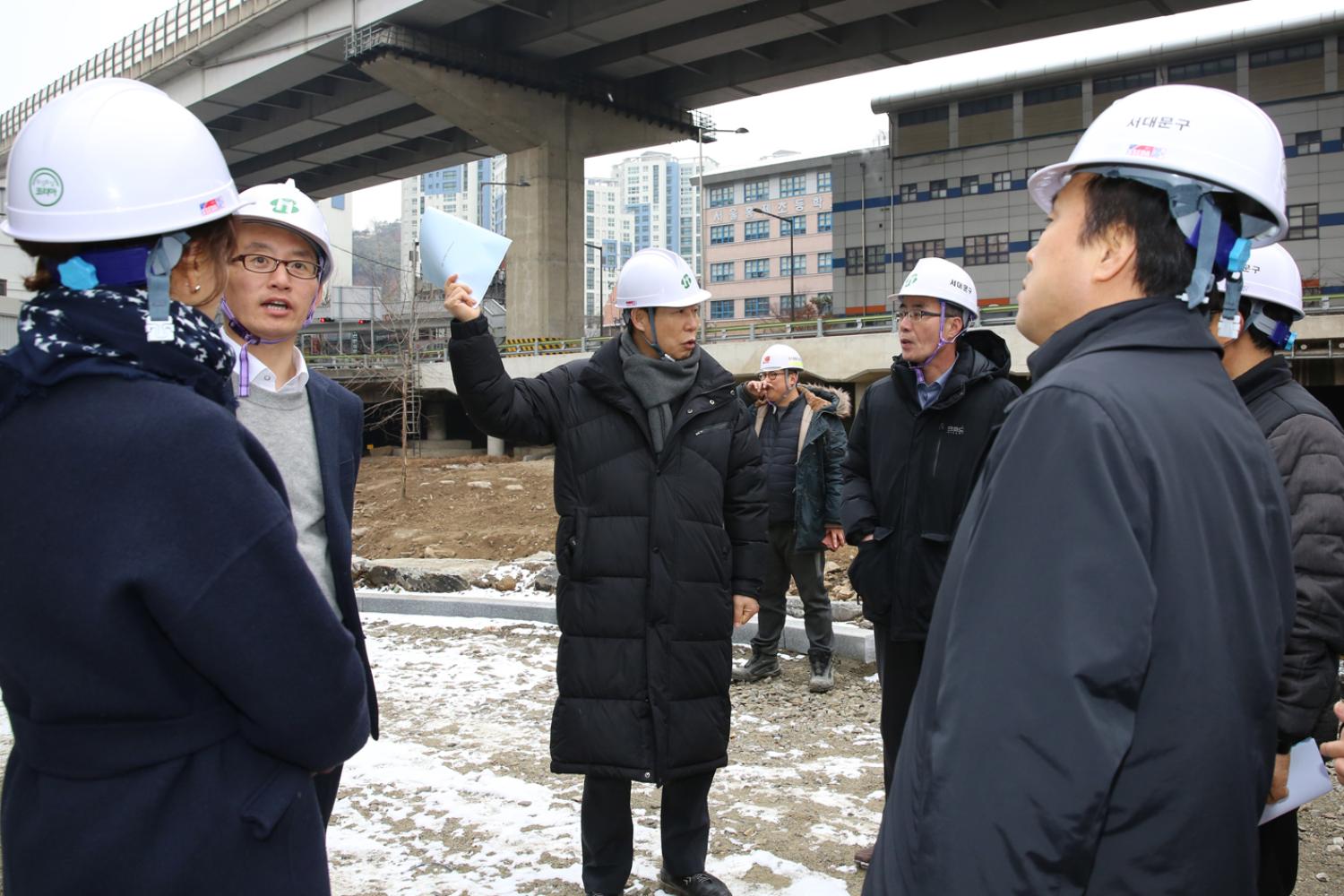 제249회 제2차 임시회 재정건설위원회-단절된 홍제천 구간 산책로 현장방문 17