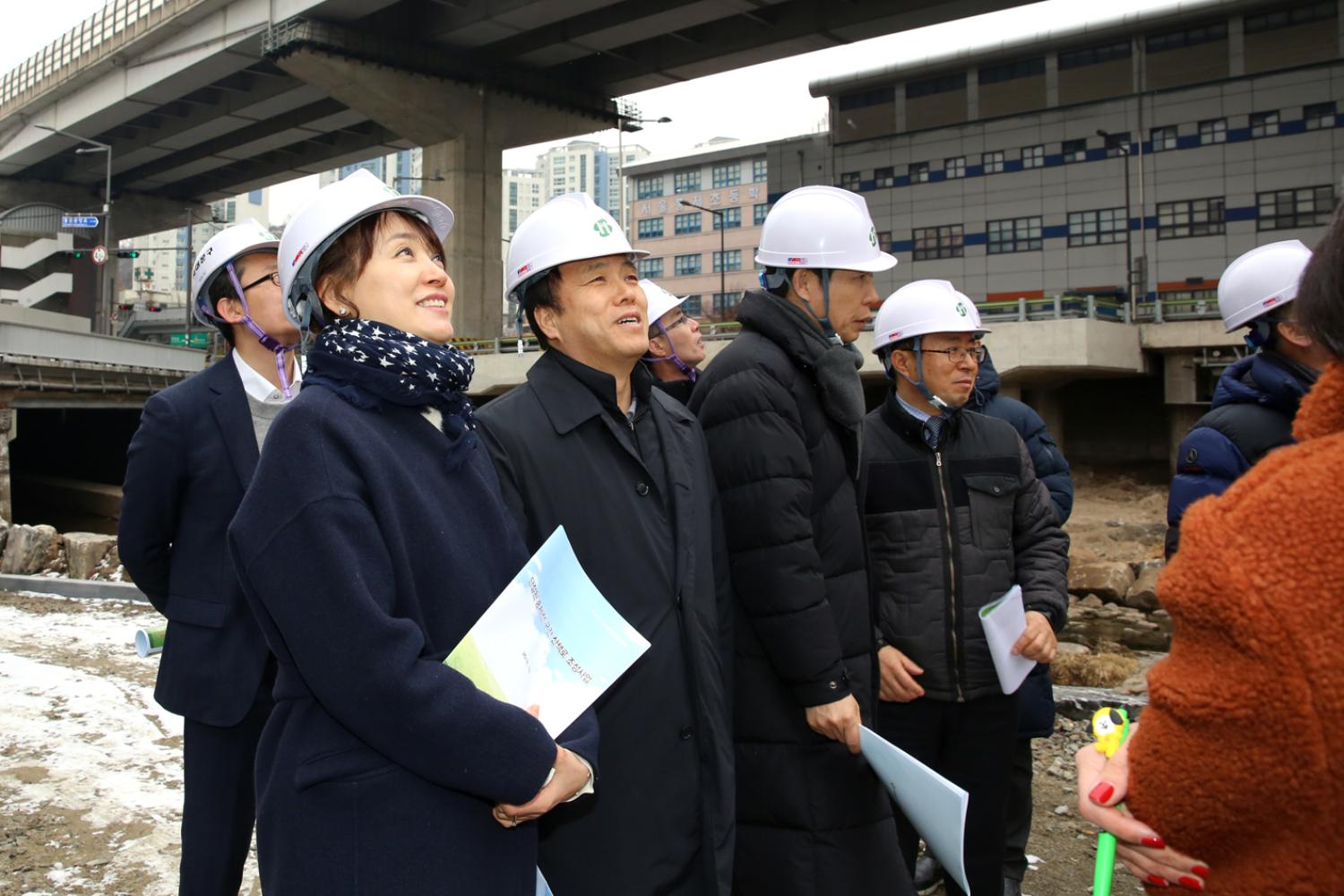 제249회 제2차 임시회 재정건설위원회-단절된 홍제천 구간 산책로 현장방문 19