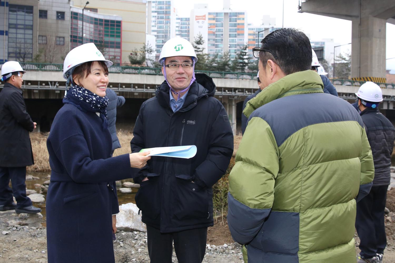 제249회 제2차 임시회 재정건설위원회-단절된 홍제천 구간 산책로 현장방문 22