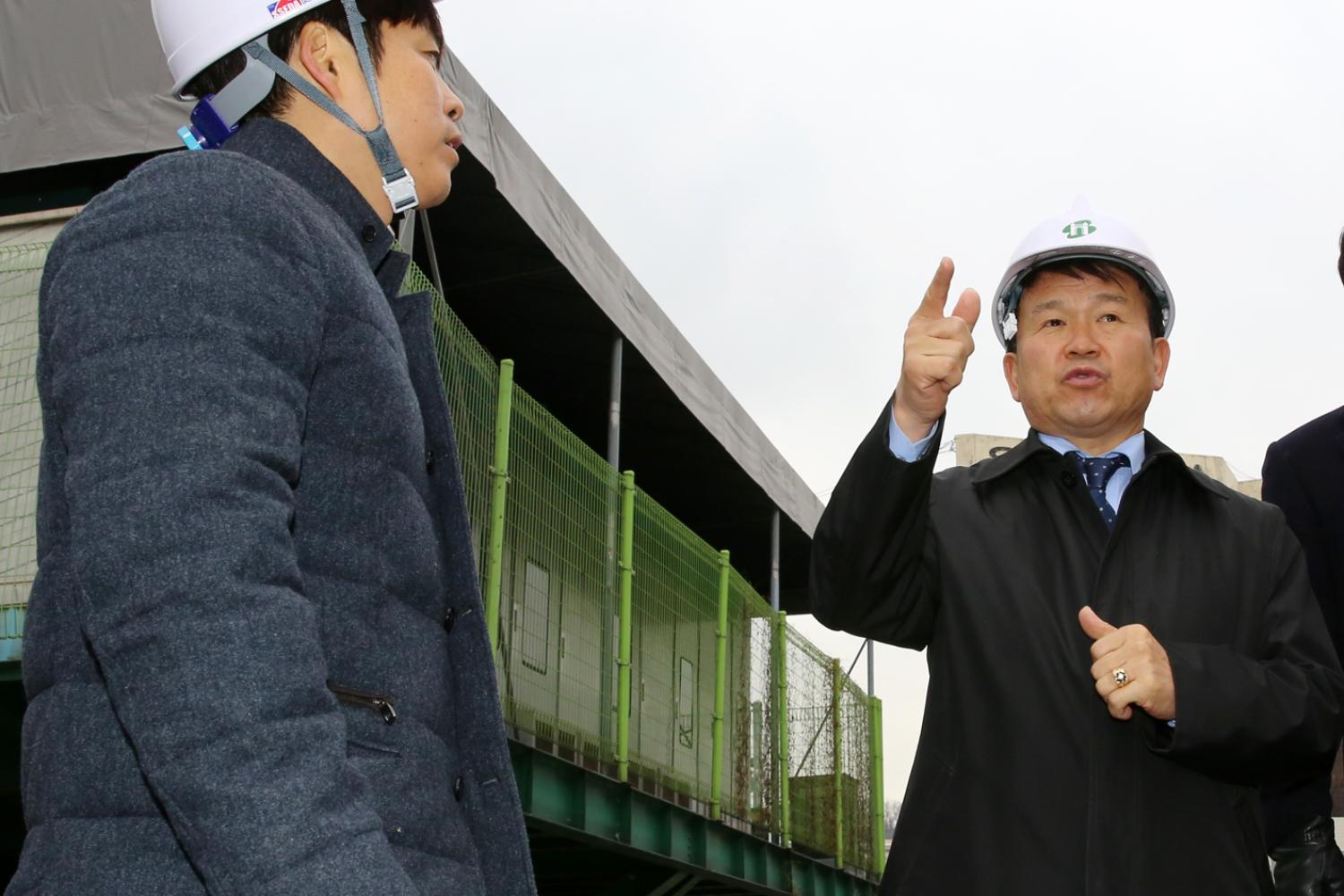 제249회 제2차 임시회 재정건설위원회-단절된 홍제천 구간 산책로 현장방문 24