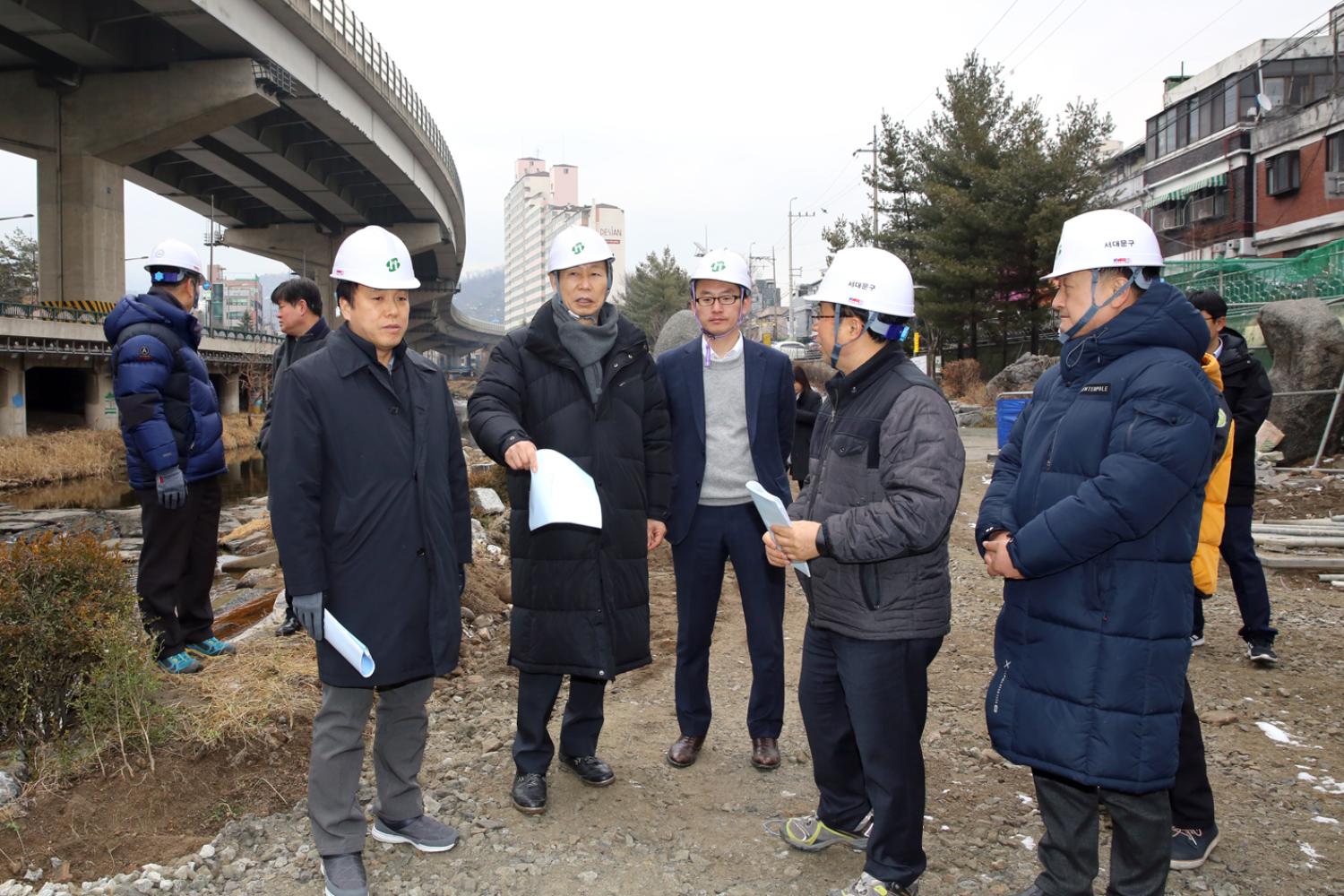 제249회 제2차 임시회 재정건설위원회-단절된 홍제천 구간 산책로 현장방문 25