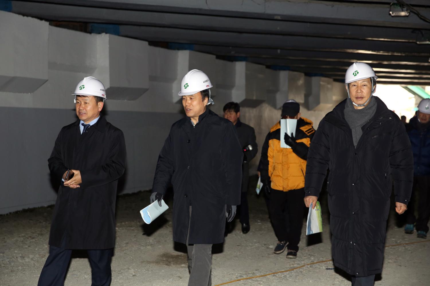 제249회 제2차 임시회 재정건설위원회-단절된 홍제천 구간 산책로 현장방문 27