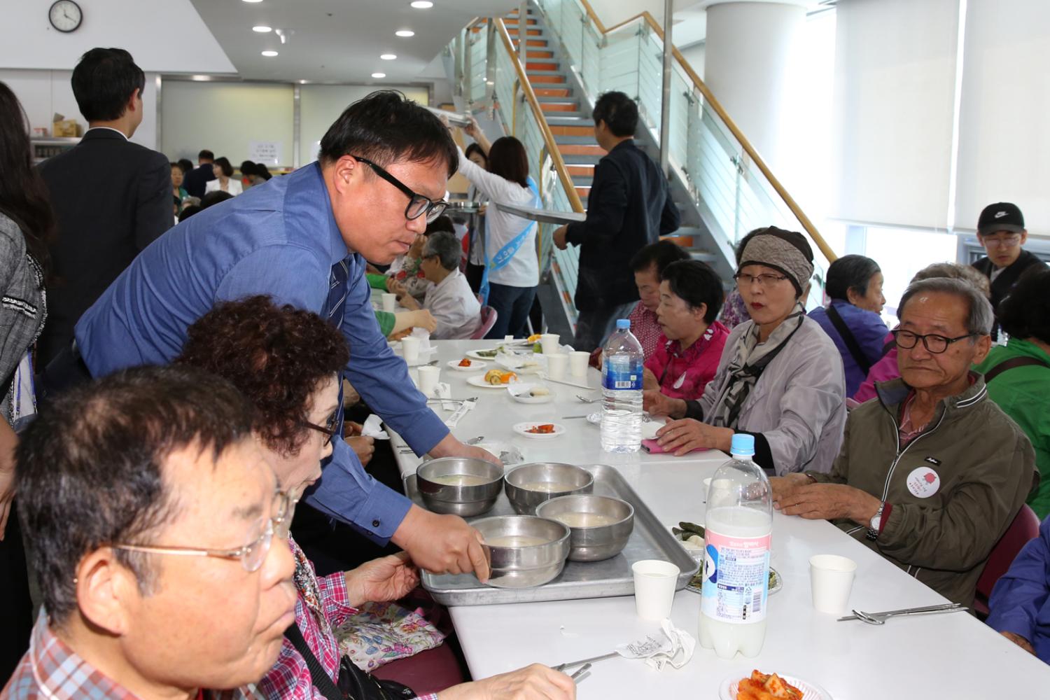 제47회 홍제3동 어버이날 기념 경로행사 12