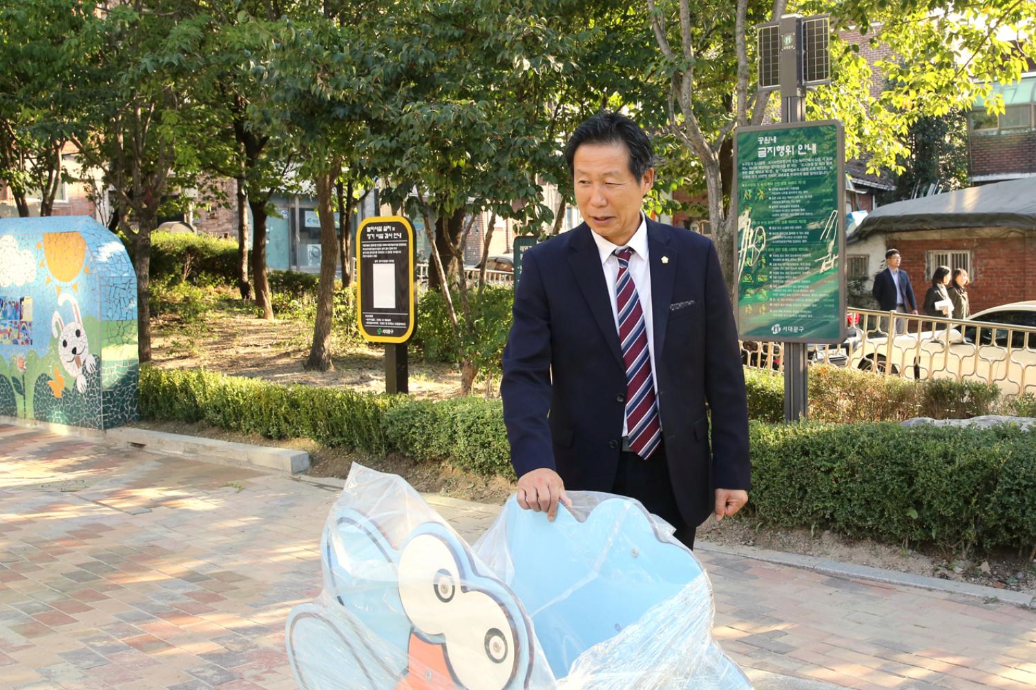 제255회 임시회 재정건설위원회 현장방문(연희동 내 어린이놀이터 및 공무관 직원과의 간담회) 4