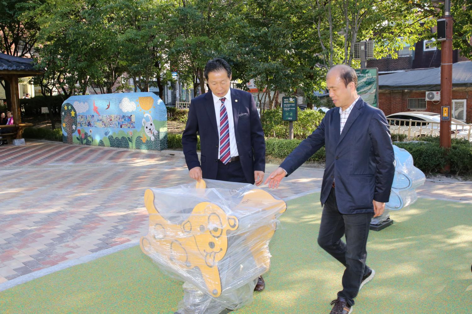 제255회 임시회 재정건설위원회 현장방문(연희동 내 어린이놀이터 및 공무관 직원과의 간담회) 5