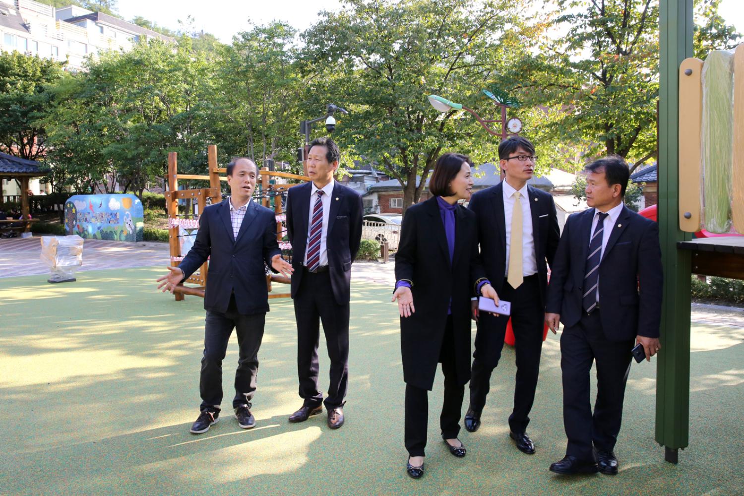 제255회 임시회 재정건설위원회 현장방문(연희동 내 어린이놀이터 및 공무관 직원과의 간담회) 9