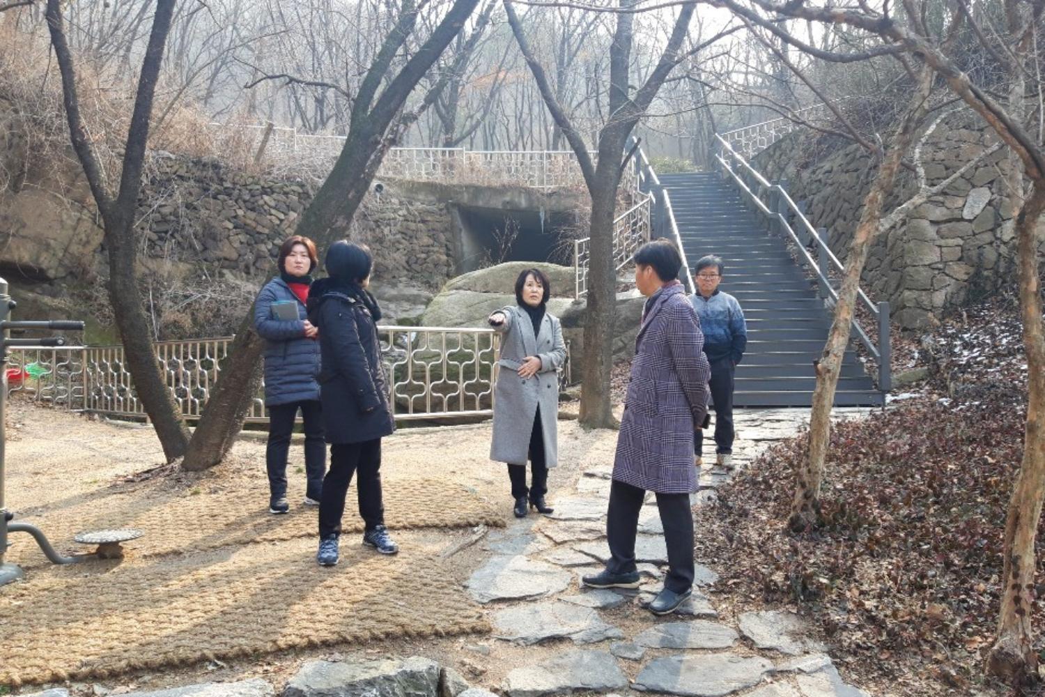 홍제2동 인왕골마당 재정비 현장방문(박경희 의원 사진제공)