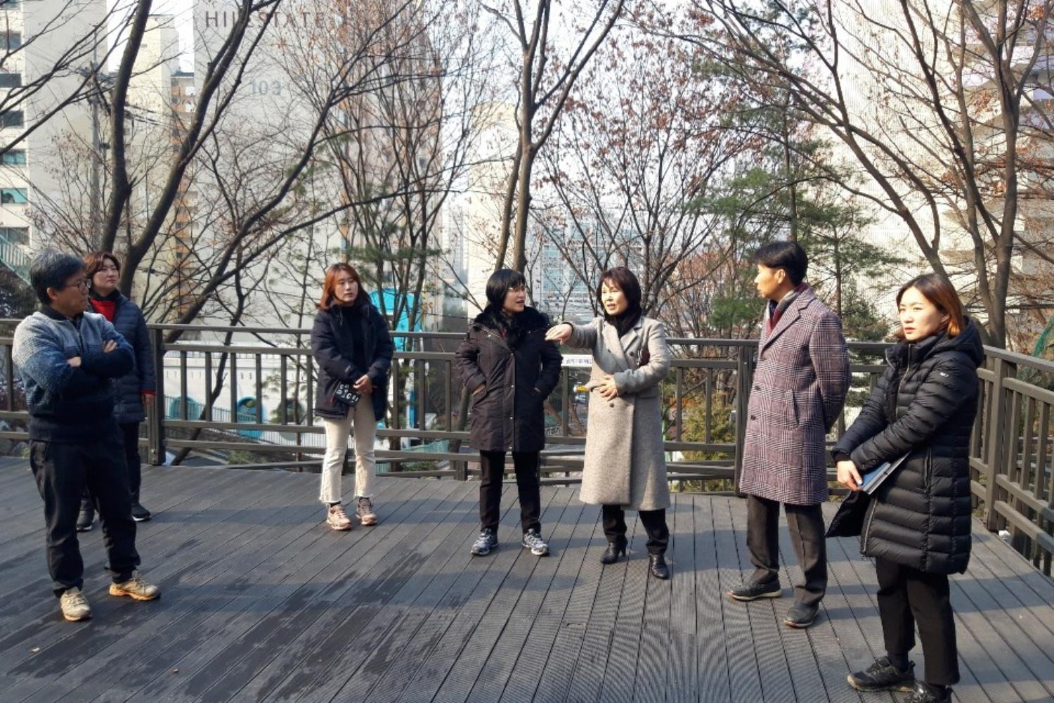 홍제2동 인왕골마당 재정비 현장방문(박경희 의원 사진제공) 2