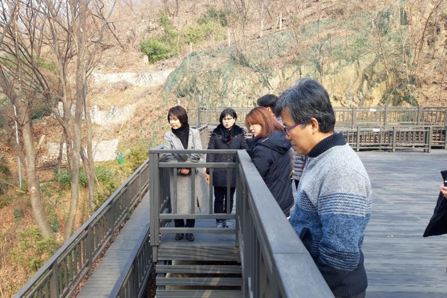 홍제2동 인왕골마당 재정비 현장방문(박경희 의원 사진제공) 3