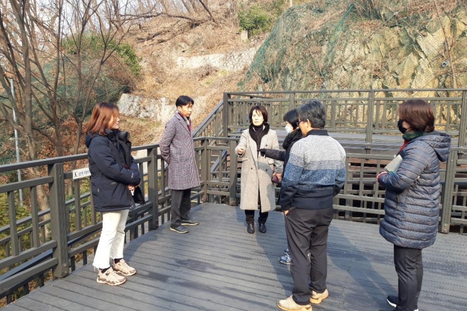 홍제2동 인왕골마당 재정비 현장방문(박경희 의원 사진제공) 4