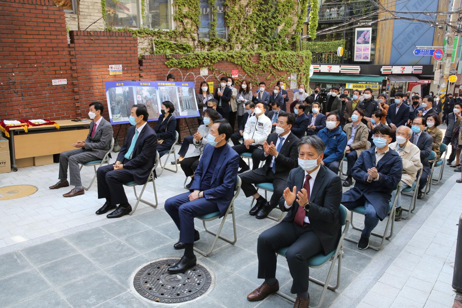 신촌동자치회관 진입계단 에스컬레이터 개통식 4