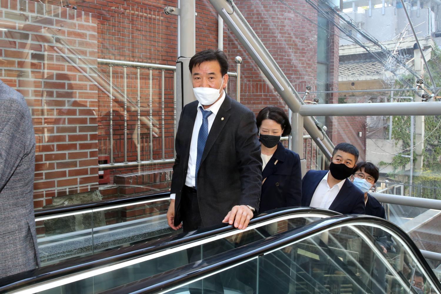신촌동자치회관 진입계단 에스컬레이터 개통식 10