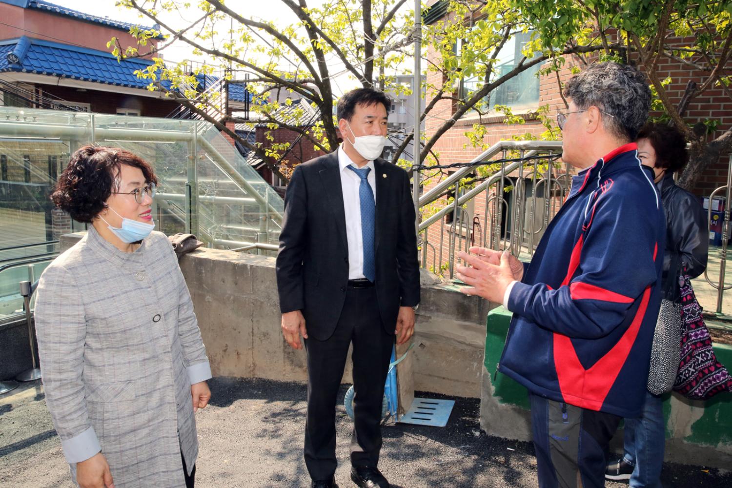 신촌동자치회관 진입계단 에스컬레이터 개통식 14