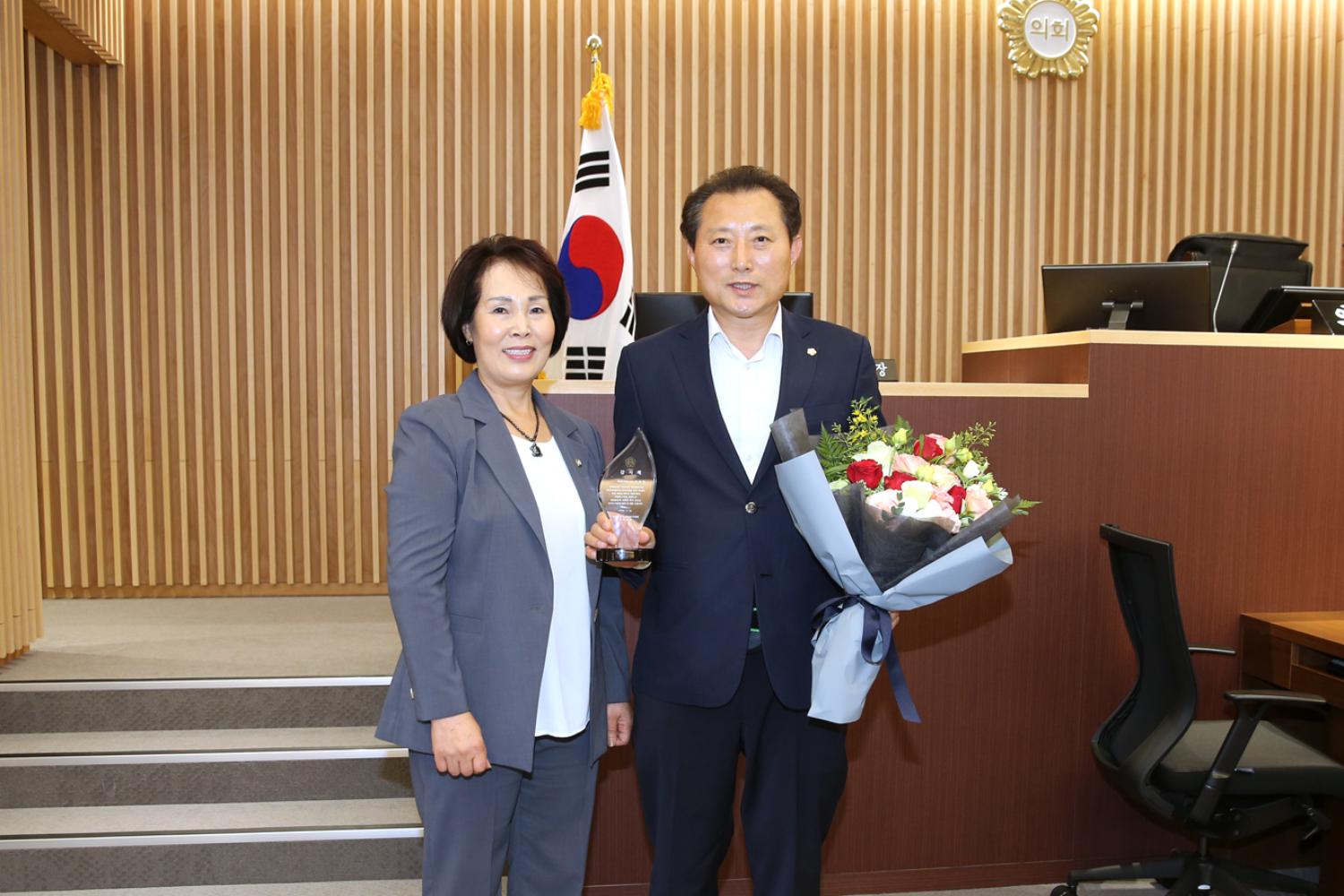 제8대 전반기 의장단 감사패 전달식 3