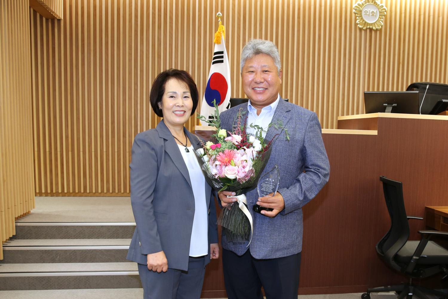 제8대 전반기 의장단 감사패 전달식 4