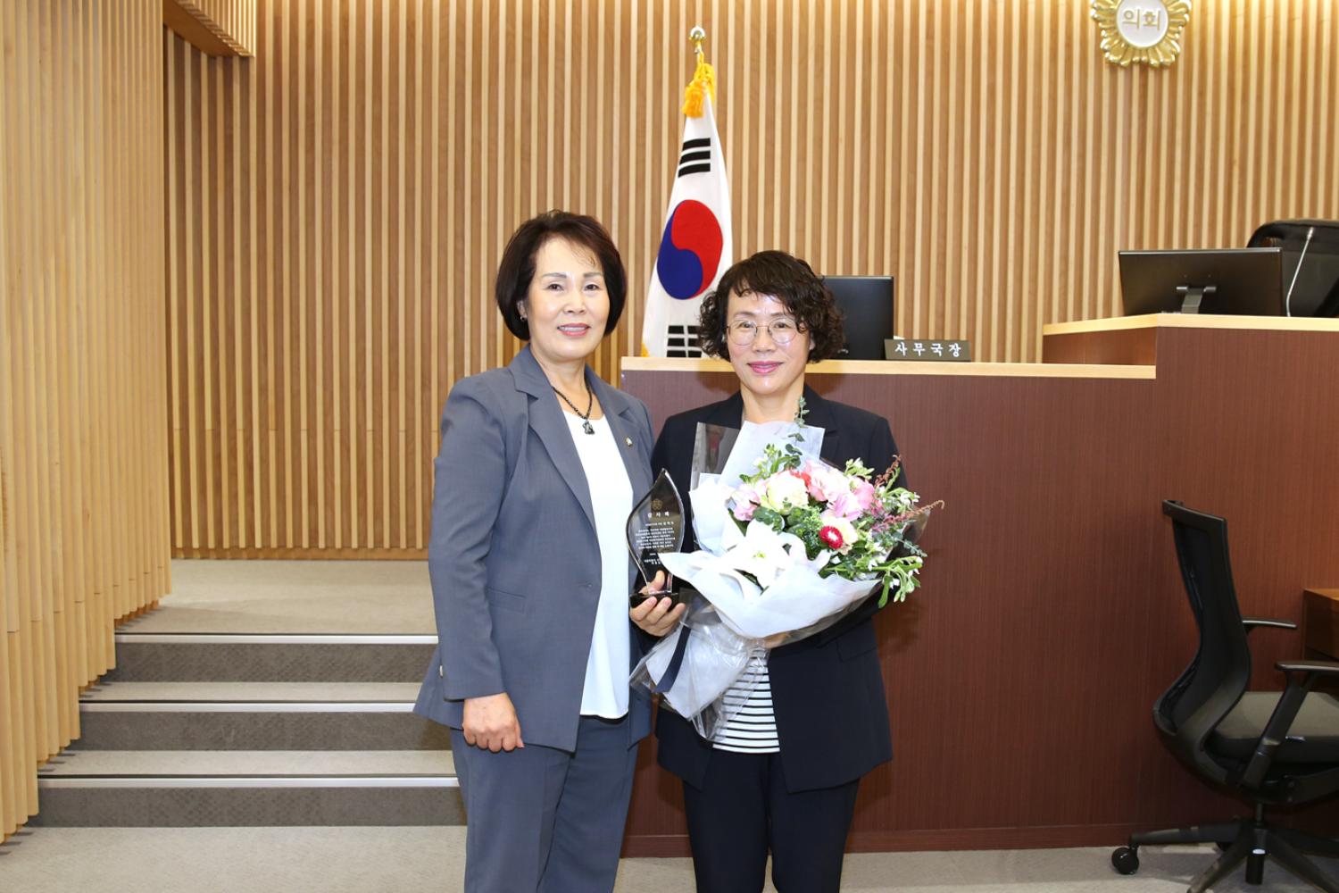 제8대 전반기 의장단 감사패 전달식 5