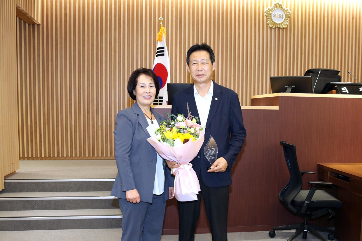 제8대 전반기 의장단 감사패 전달식 6