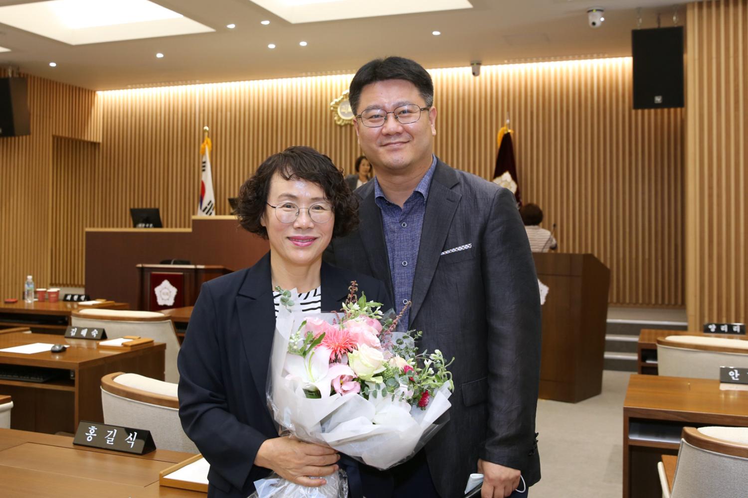 제8대 전반기 의장단 감사패 전달식 9