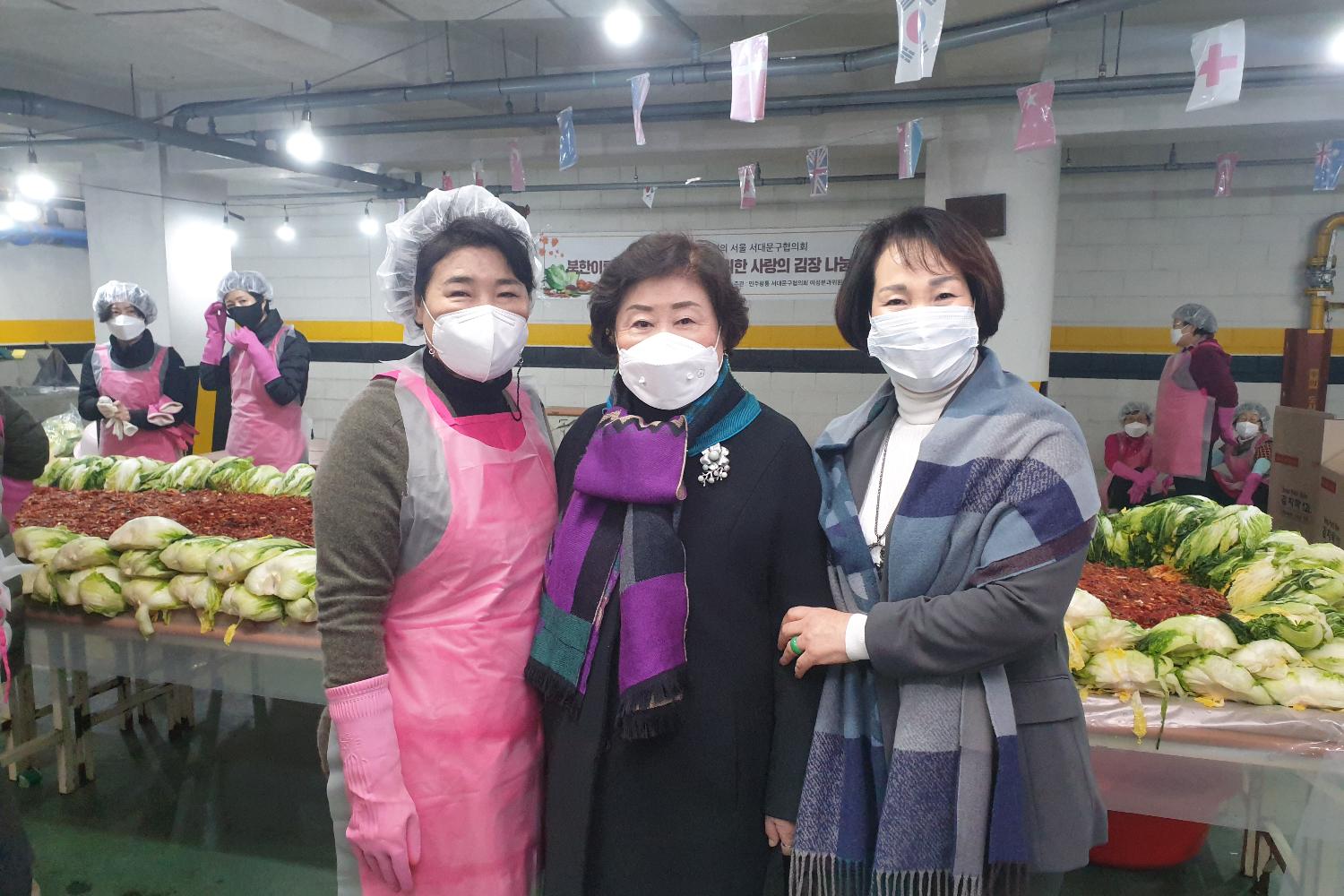 북한이탈주민과 소외계층을 위한 사랑의 김장 나눔행사(박경희의장 사진자료제공) 3