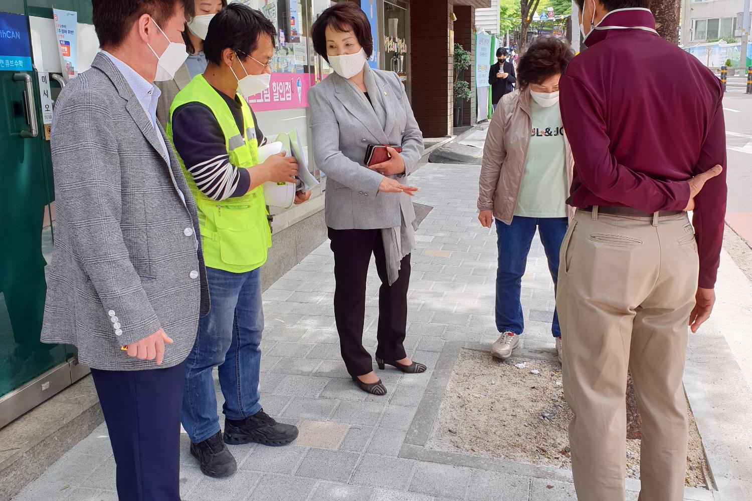 홍제2동 보도블록 공사 현장확인(박경희 의장 사진제공)