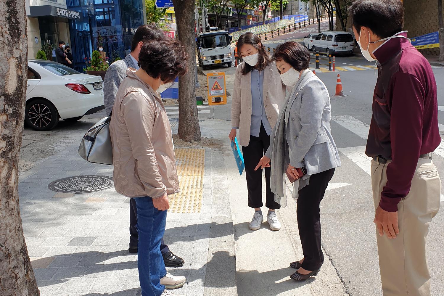 홍제2동 보도블록 공사 현장확인(박경희 의장 사진제공) 2