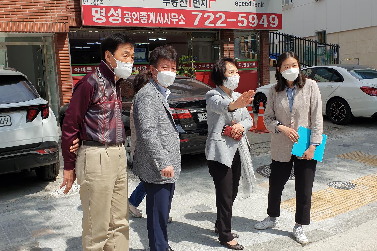 홍제2동 보도블록 공사 현장확인(박경희 의장 사진제공) 3
